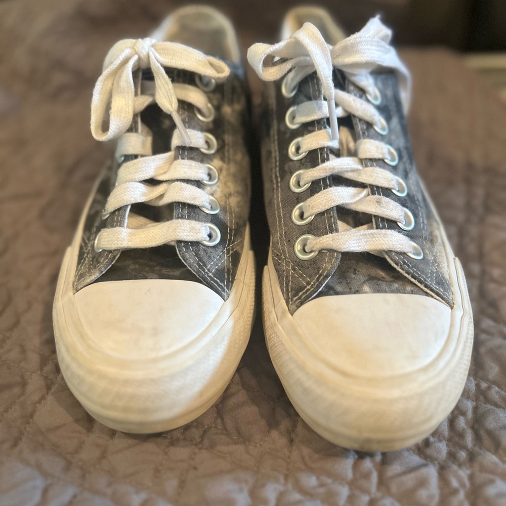 ✨Stylish Kids Sneakers in Black and White - Picture 2 of 6